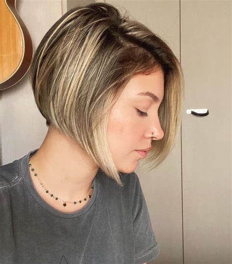 Corte Chanel com nuca graduada e mechas para iluminar as 